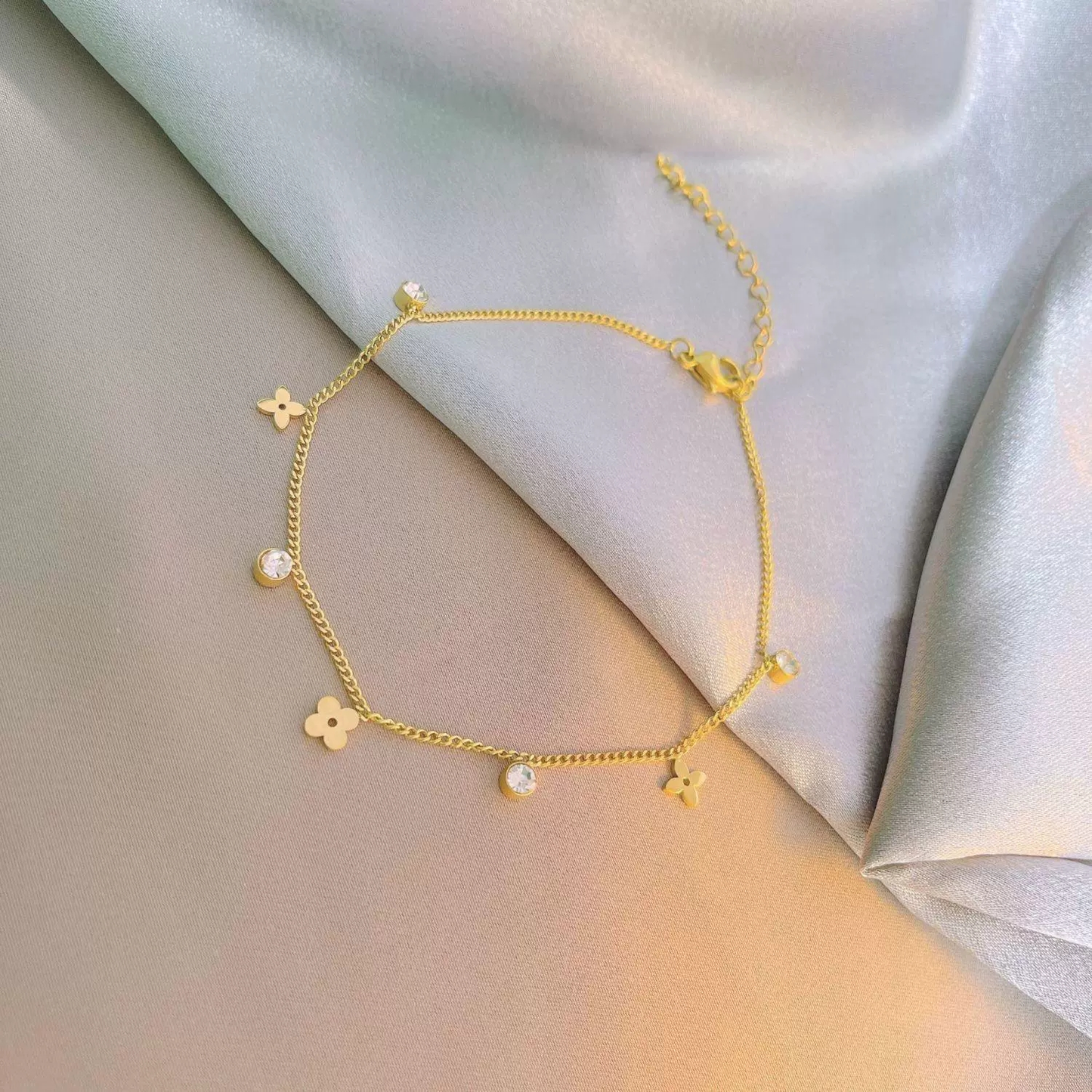 Four Leaf Clover & Crystal Diamond Charm Anklet – 18K Gold Plated Stainless Steel